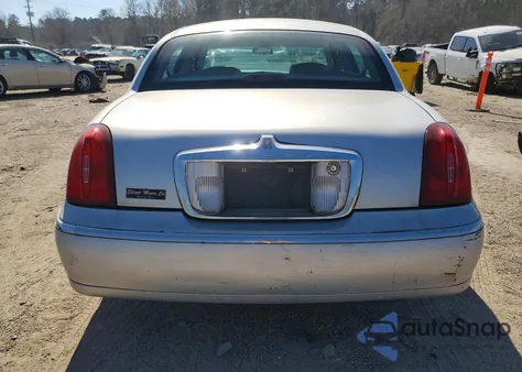 2000 Lincoln Town Car Executive z USA, uszkodzony, nr VIN 1LNHM81W3YY876806